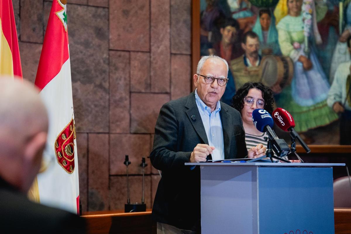 Casimiro Curbelo explica los puntos claves de la ampliación del presupuesto 2026 en presencia de Ana Ventura.