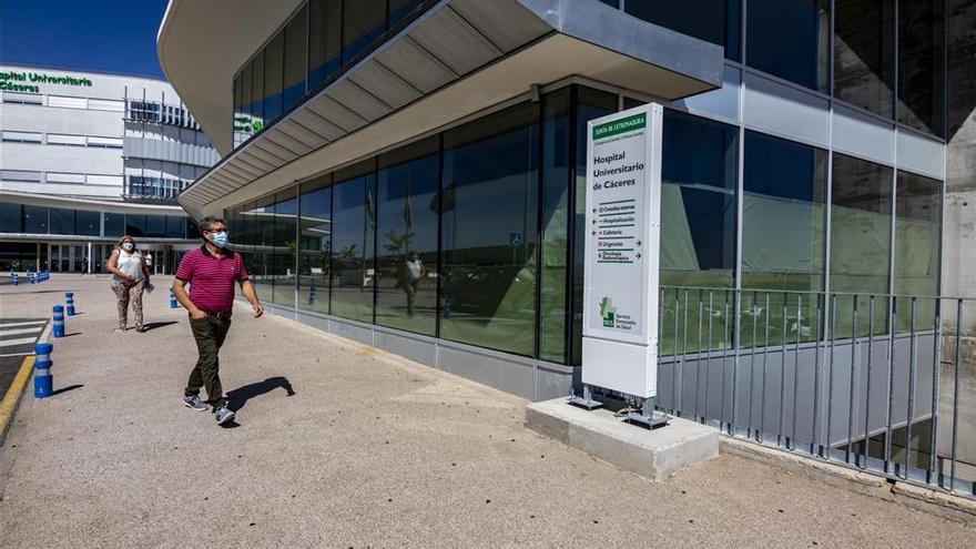 Un hombre es trasladado al Hospital Universitario de Cáceres tras caer por unas escaleras en Carbajo