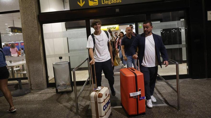 Andrés Cuenca, décima incorporación del Sporting, llega a Asturias: “Muy contento por volver”