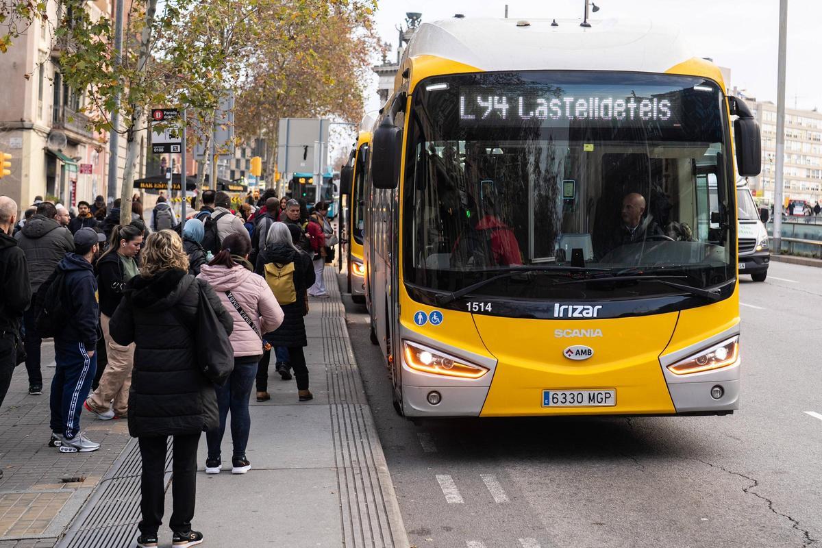 Colas de usuarios en las paradas de autobuses de la plaza de Espanya de Barcelona