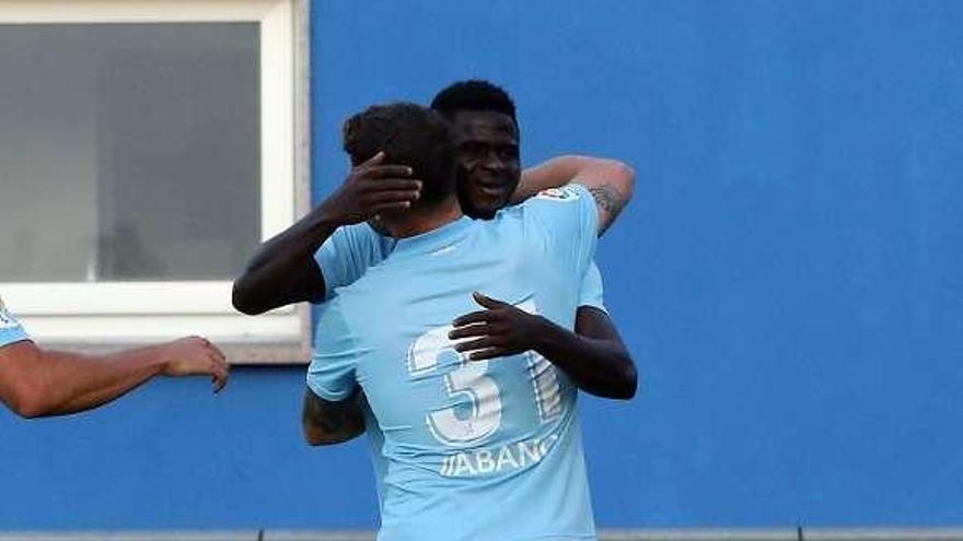 Apeh, que ayer reapareció, celebra un gol en Barreiro.  // Marta G. Brea