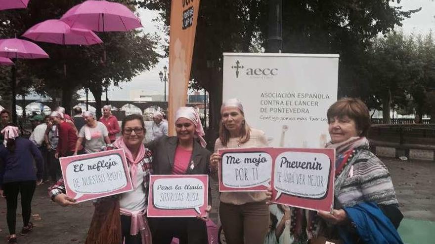 Un grupo de mujeres posa en el &quot;photocall&quot;. // FdV