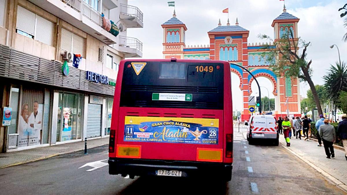 Autobús de Tussam camino de la Feria de Sevilla 2024