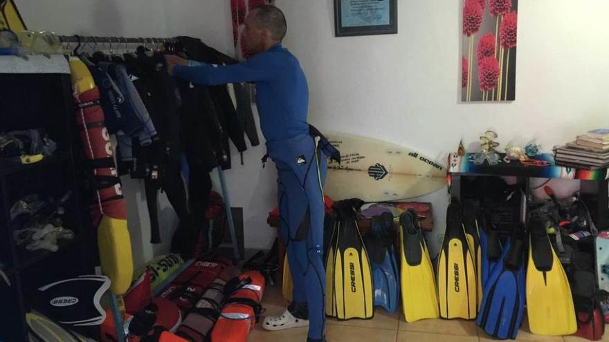 García revisa el material de snorkel en la sede del club en Ribadesella.
