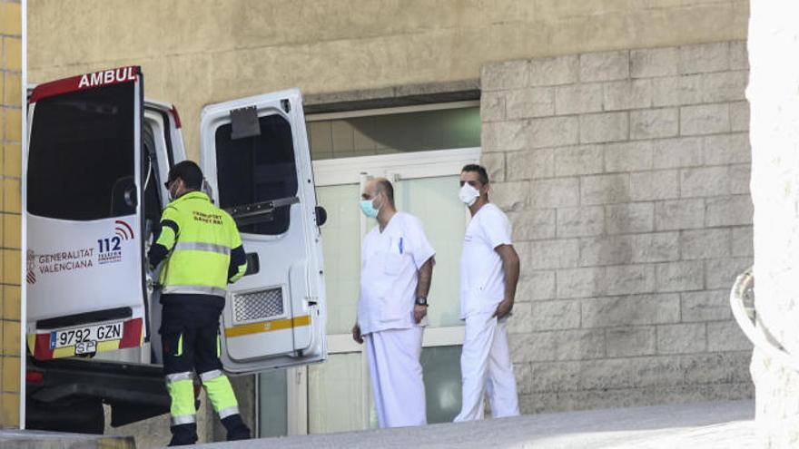 Traslado de un enfermo con sospecha de coronavirus, en imagen de archivo