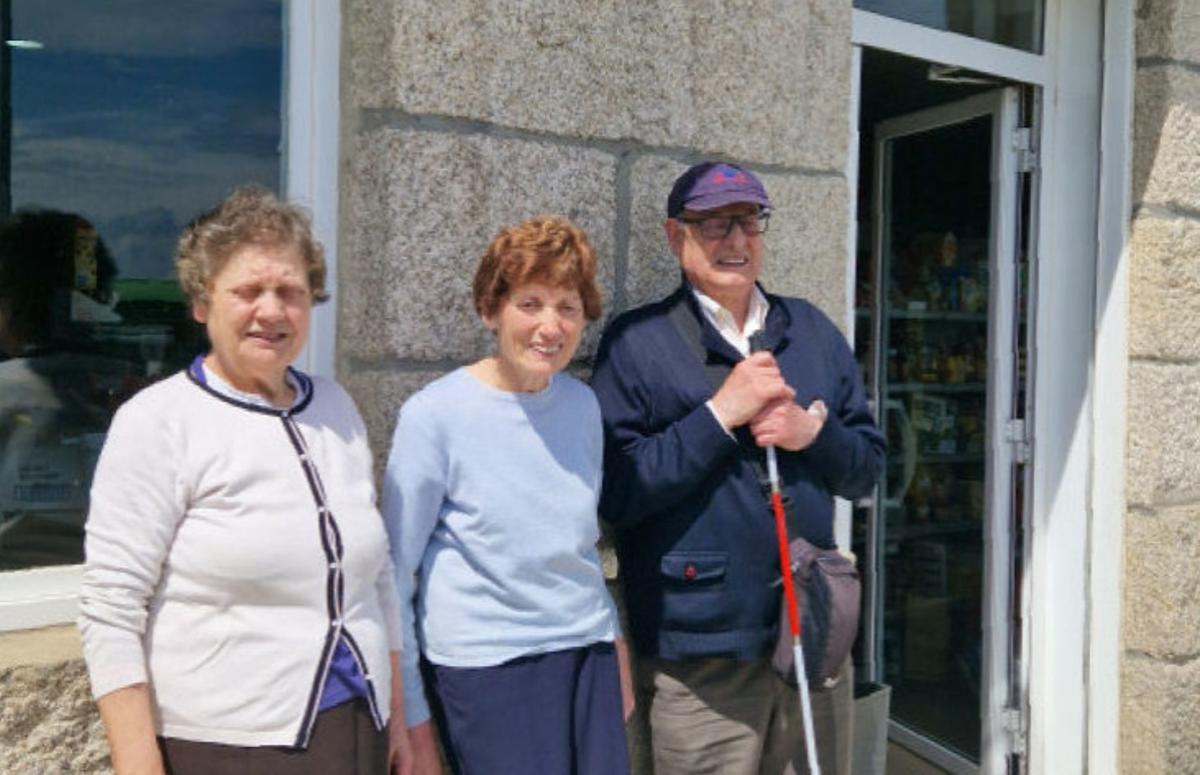 Conversación con Tila, Mucha y Jaime ante la tienda de Tila.
