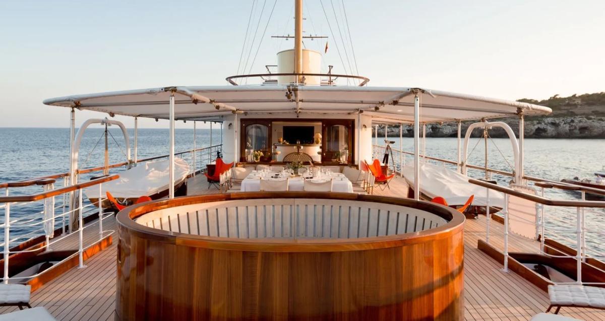 Atraca en Ibiza el 'Shemara', un barco que sirvió a la Marina Real Británica y que luego protagonizó unas locas fiestas