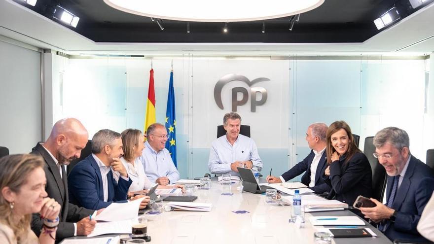 Feijóo potencia su imagen más distendida frente al "sufrimiento" del PSOE en los juzgados