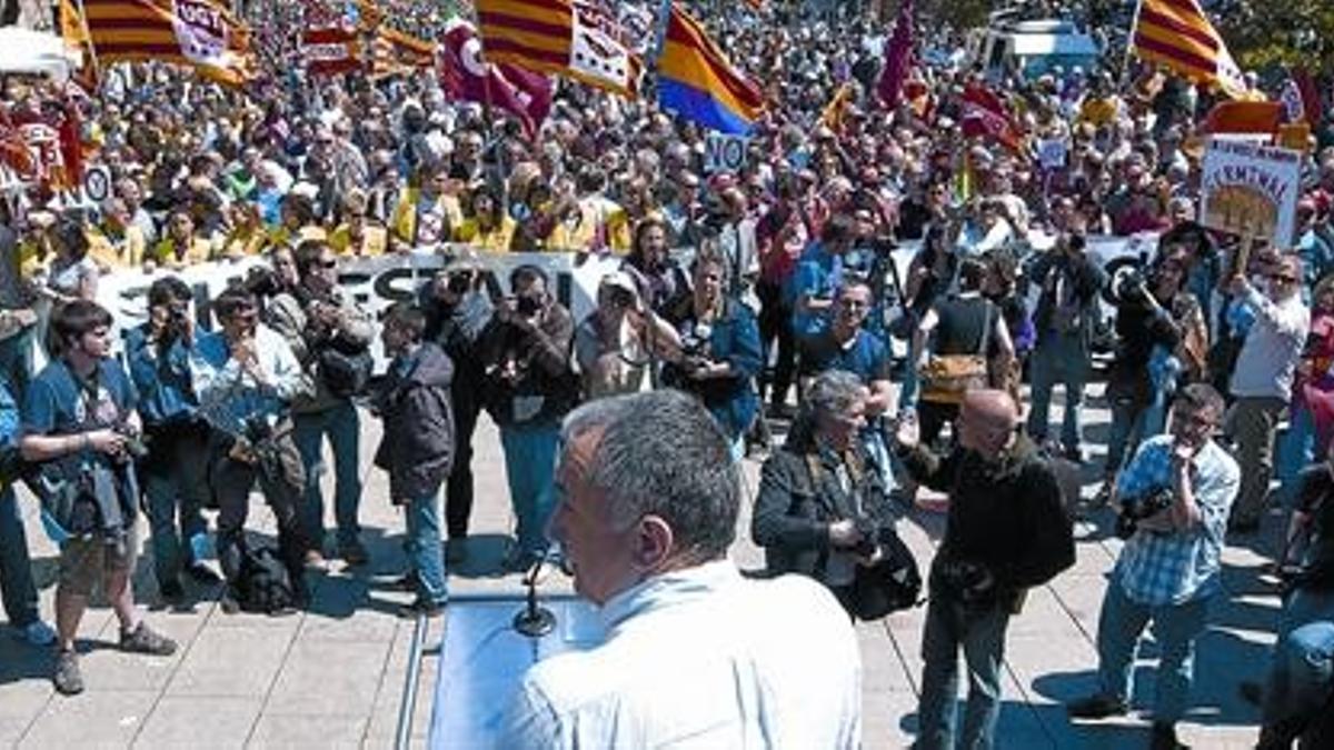 Álvarez se dirige a los manifestantes, en la protesta de ayer en Barcelona.