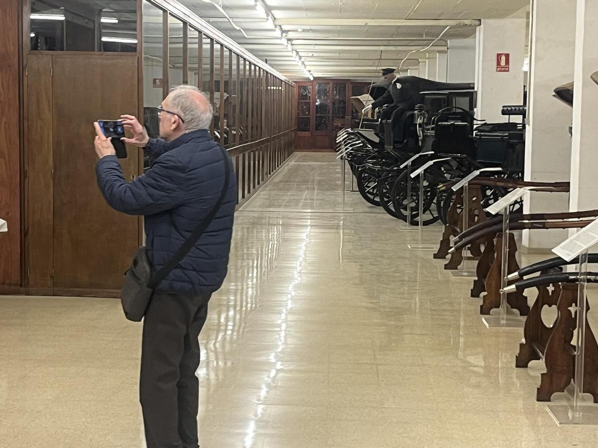 Algunos de los carruajes guardados en el local de la plaza de Josep Pallach, este lunes.