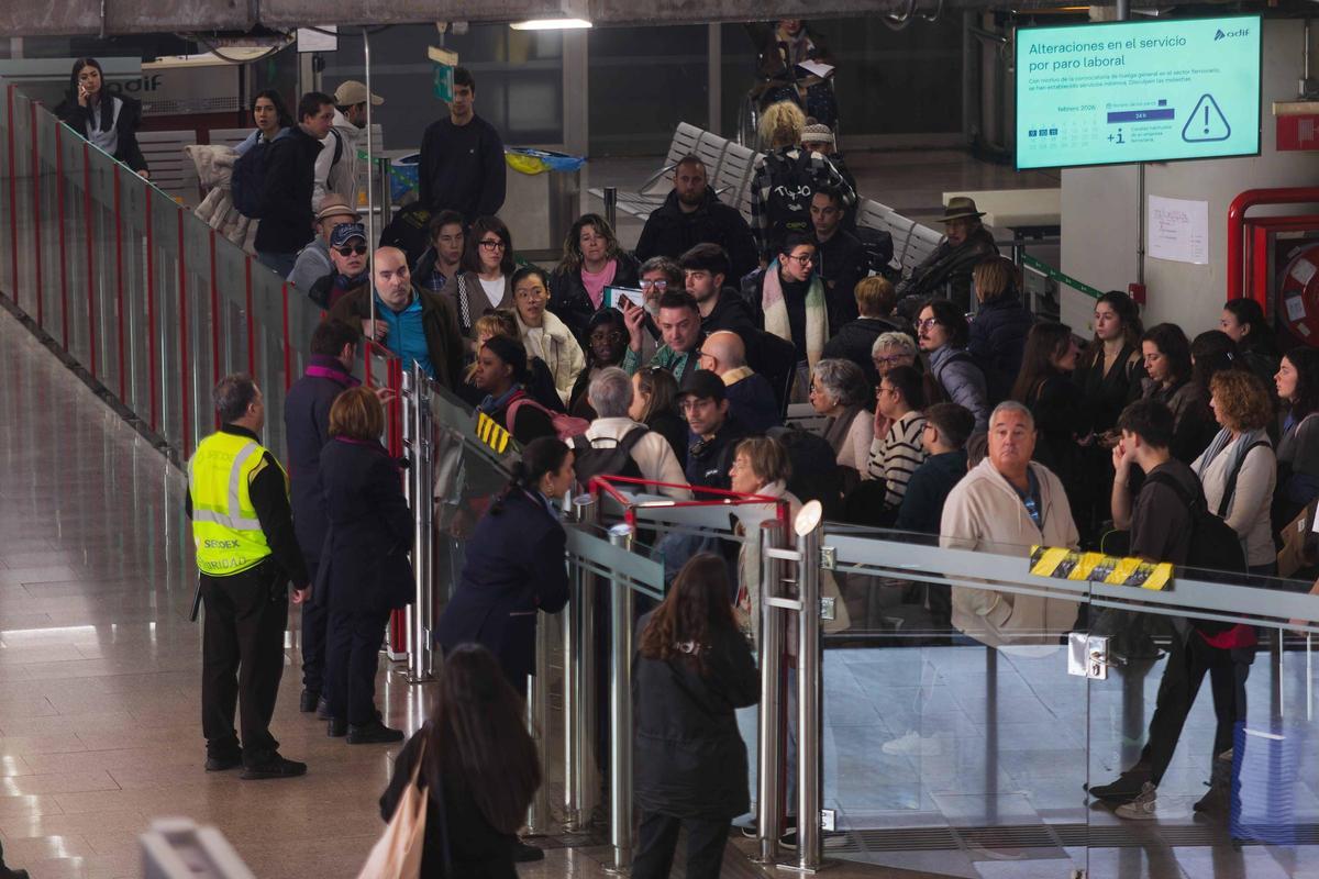 La estación de Castelló ha sufrido probelmas por las cancelaciones de los convoyes.