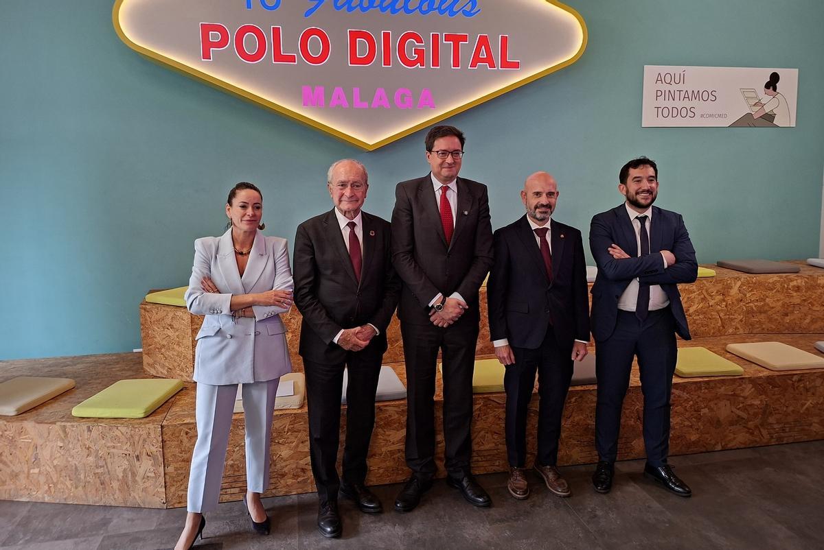 El ministro para la Transformación Digital y de la Función Pública, Óscar López, con el alcalde, Franciso de la Torre, este jueves en el Polo Digital de Tabacalera.