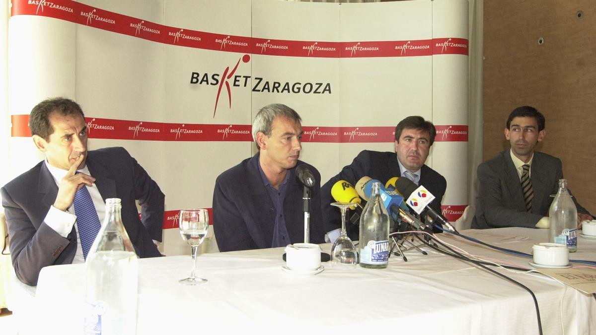 Pepe Arcega, director deportivo, José Luis Oliete, entrenador, Javier Loriente, presidente, y Quino Abellanas, gerente, en la presentación del técnico.