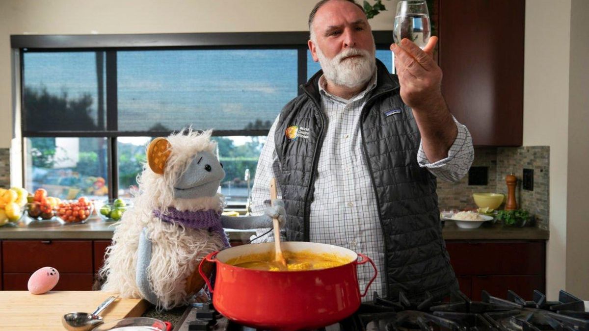 José Andrés y "Gofre" en la nueva serie de Netflix "Gofre + Mochi"