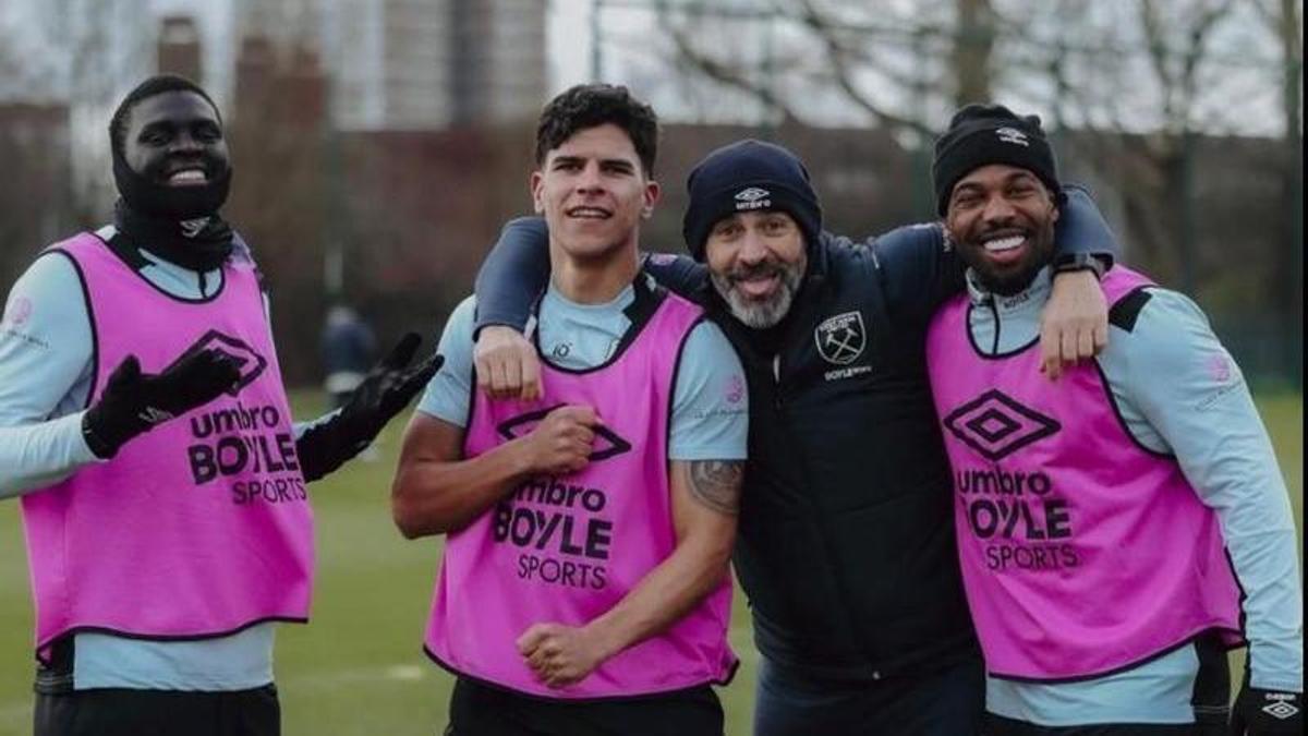 Paco Jémez posa feliz junto a tres jugadores del West Ham durante un entrenamiento.