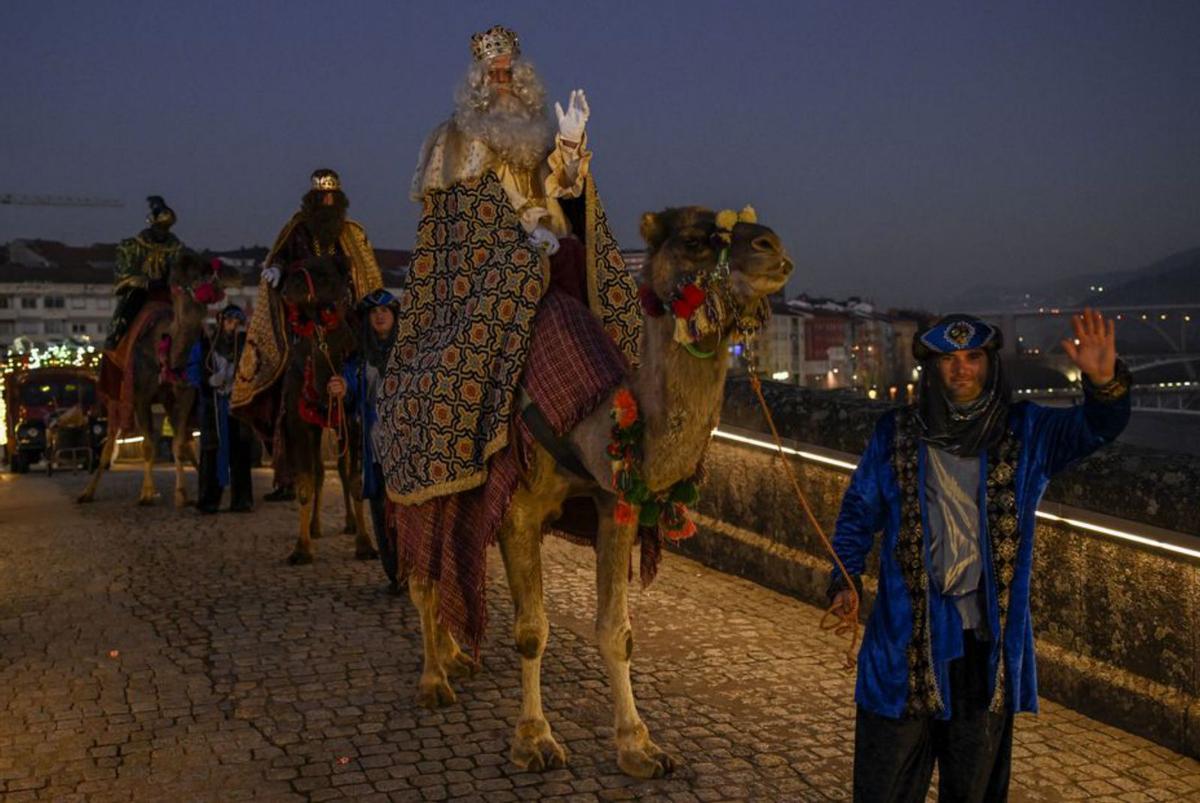 Los dromedarios a su paso por el Puente Romano. |   // BRAIS LORENZO