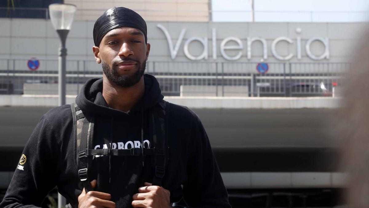 El nuevo jugador de Valencia BC Kyle Alexander posa para los medios a su llegada