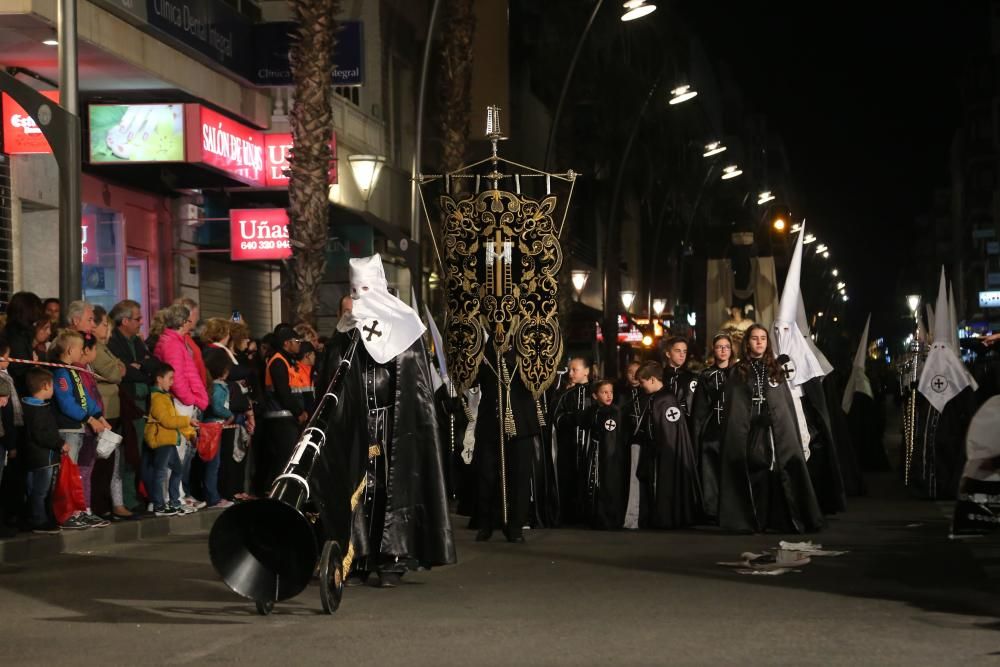 Miércoles Santo en Torrevieja. Encuentro en la Vía Dolorosa protagonizado por la imagen de Nuestra Señora de la Esperanza y de la Paz y Jesús en la Caída