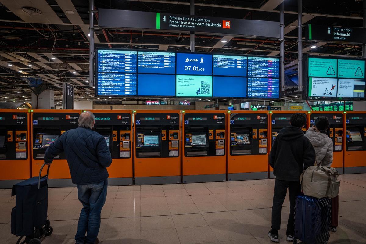 La estación de Sants, a primera hora de la mañana, el día del restablecimiento del servicio de Rodalies en Catalunya