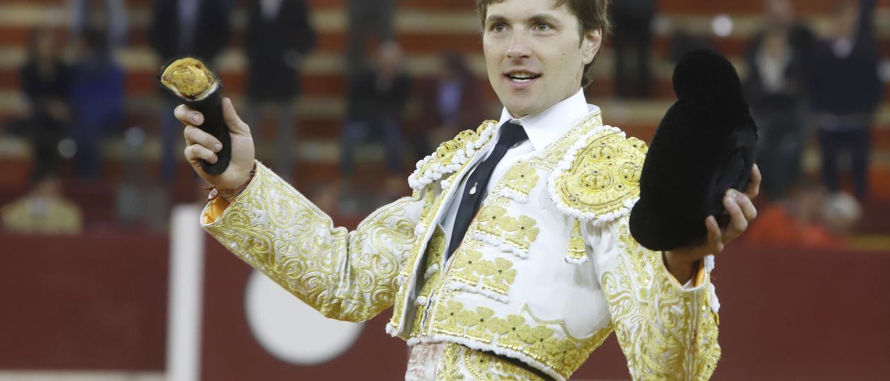 Juan Leal, con el trofeo que cosechado en La Misericordia de Zaragoza.