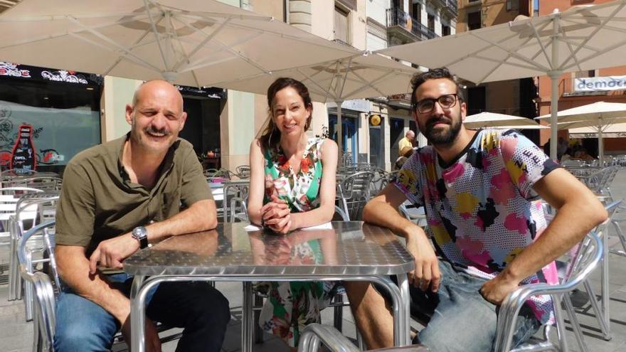 Adam Majó, Àuria Caus i Jordi Serra en una terrassa de la plaça Major, després de presentar l&#039;enquesta, ahir