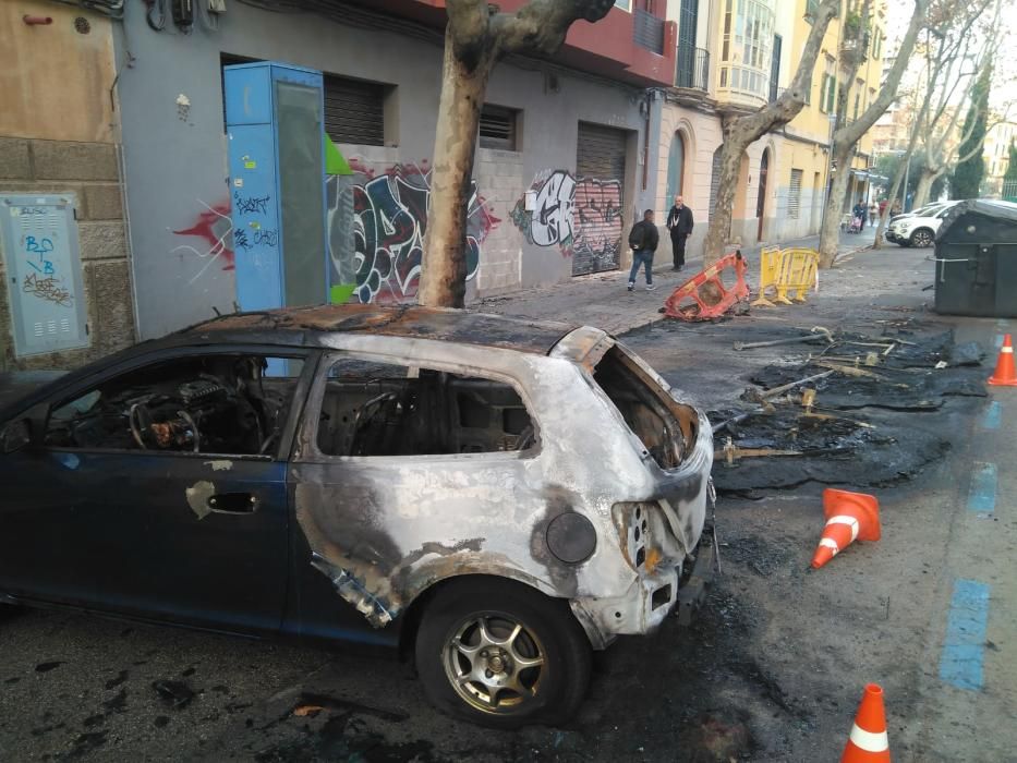 El pirómano vuelve a actuar y quema diez contenedores y destroza coches en Palma