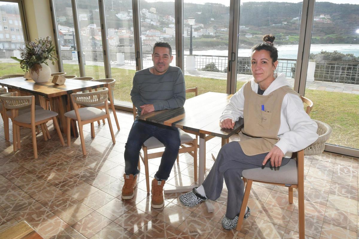 Guillermo y Mari Cruz Iglesias en su nuevo local de Caión.