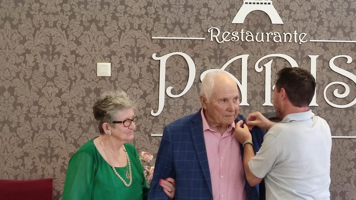 Entrega del emblema a Joaquín Barreiro Varela.