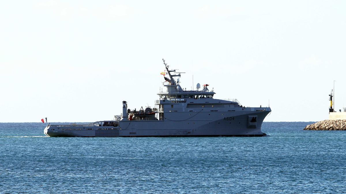 El buque de apoyo Seine de la marina francesa, en el puerto de Palma