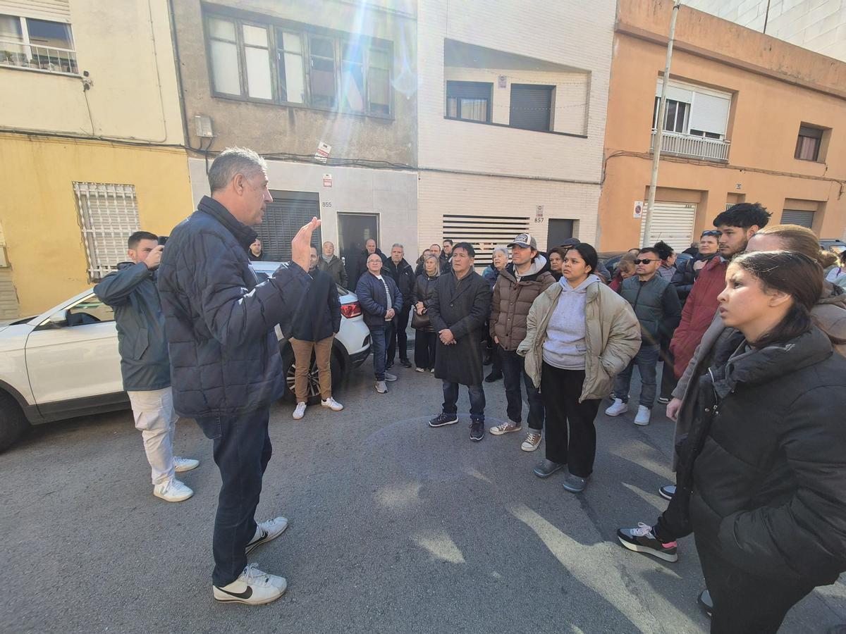 Albiol se dirige a los vecinos después de que la ocupante se marchara del piso que había ocupado en Badalona.