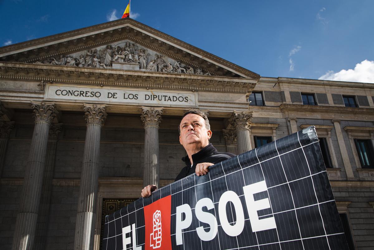 El actor César Vea se manifiesta desde hace ocho meses frente al Congreso de los Diputados en Madrid.