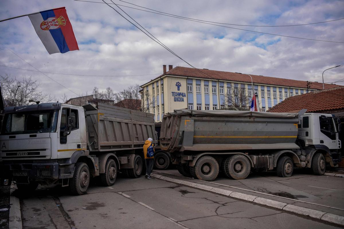 Kosovo tanca el principal pas fronterer amb Sèrbia per l’escalada de tensió