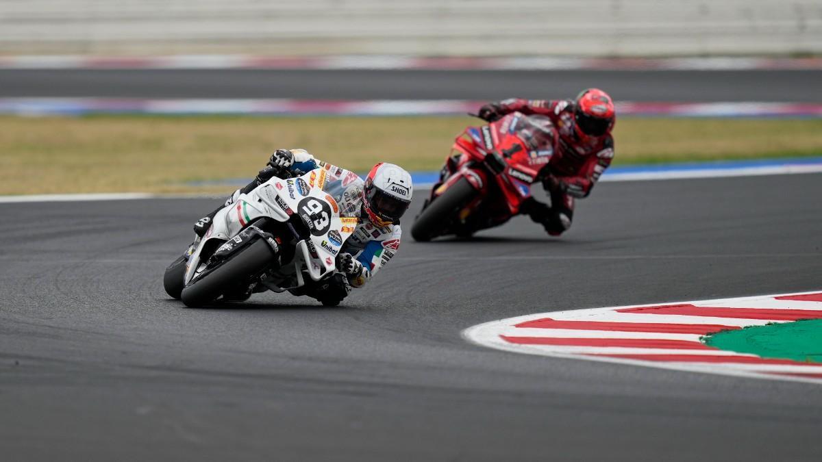 Marc Márquez, por delante de Pecco Bagnaia en Misano