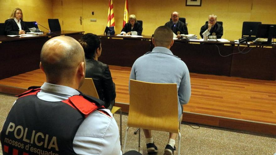 L&#039;acusat de saquejar una autocaravana, custodiat pels Mossos d&#039;Esquadra durant el judici a l&#039;Audiència de Girona