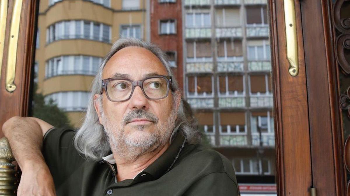 Miguel Munárriz, ayer, en la puerta de entrada del Jovellanos. | Á. González