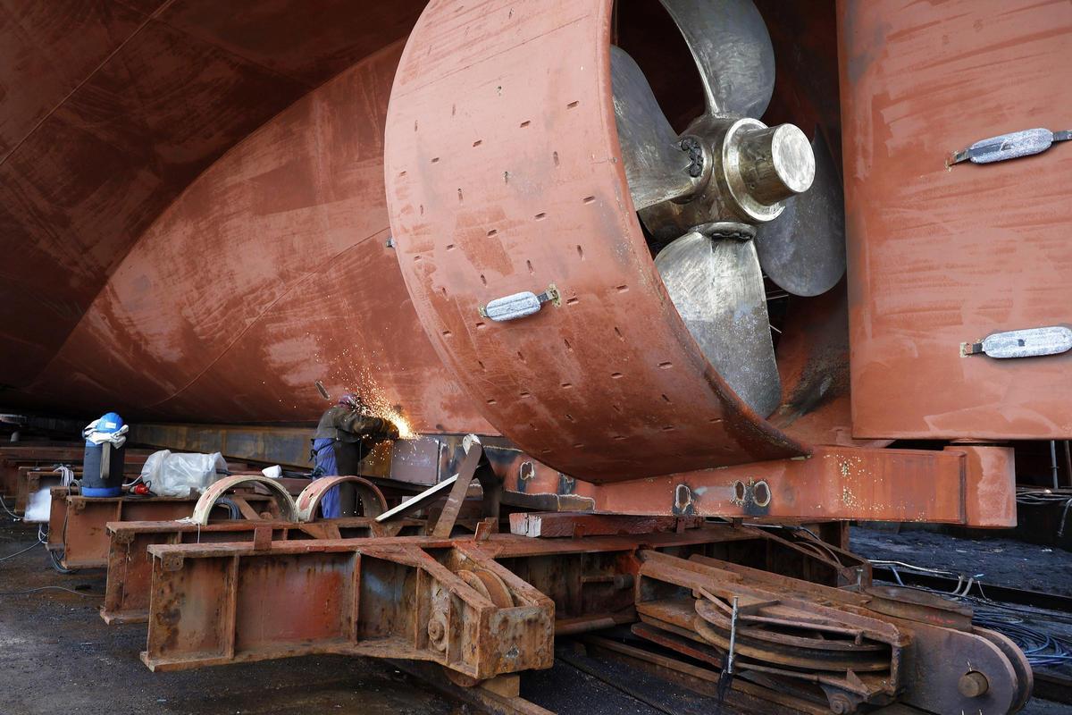 Trabajos en el astillero de Nodosa en el Puerto de Marín.