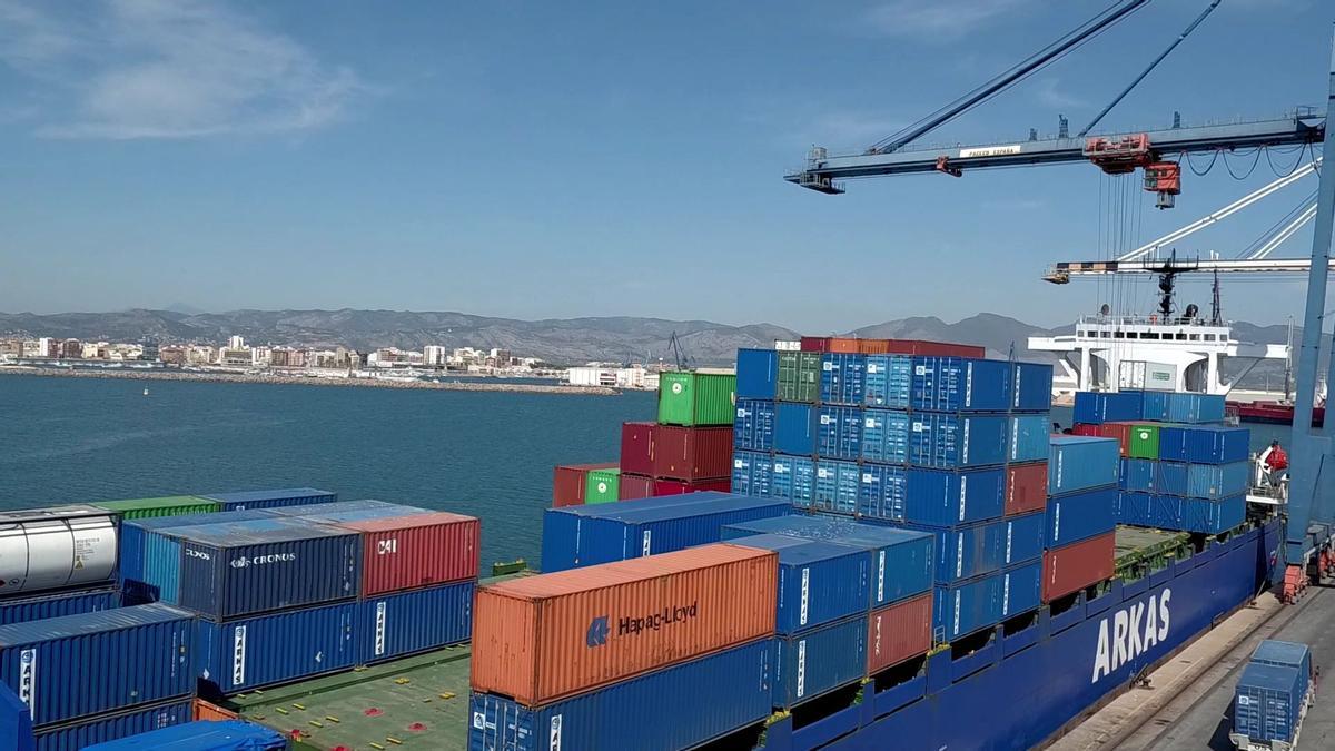 Los transportistas han convocado una huelga indefinida ante las largas esperas que soportan en la terminal del puerto de Castelló.