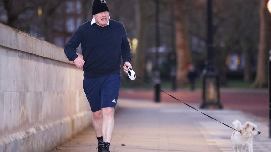 Salen a la luz nuevas fotos de Boris Johnson en fiestas durante el confinamiento