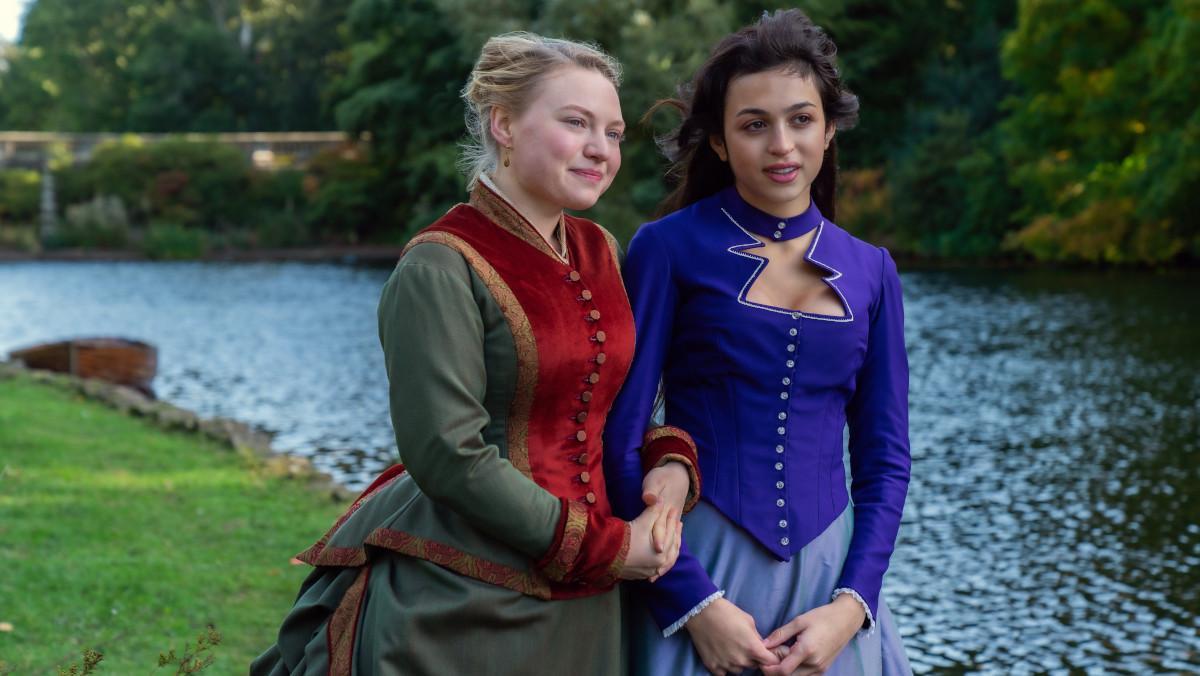 Mia Threapleton y Josie Totah, en 'The Buccaneers: aristócratas por amor'