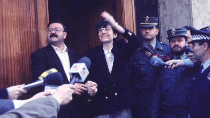 Maria Àngels Feliu, saludant després del seu alliberament