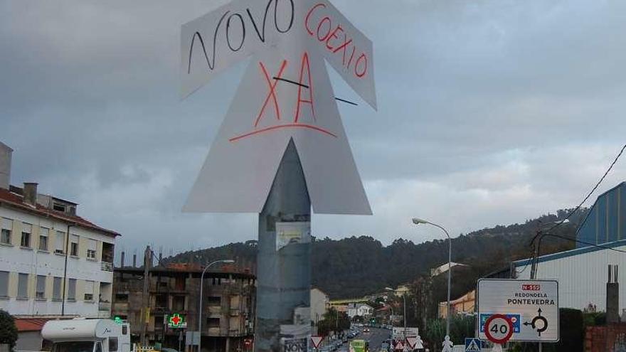 Un cartel en la calle para reclamar el colegio Igrexa de Chapela. // FdV