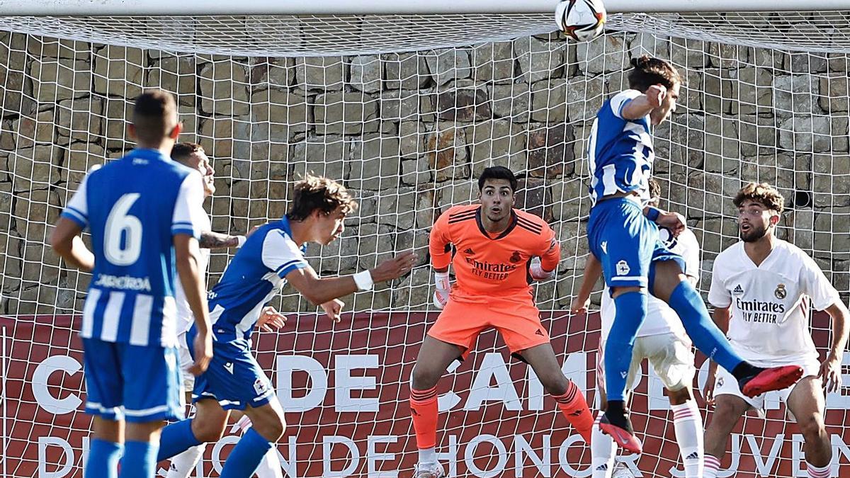 Mario cabecea el balón en la acción que se convirtió en el gol deportivista. |  // RFEF 