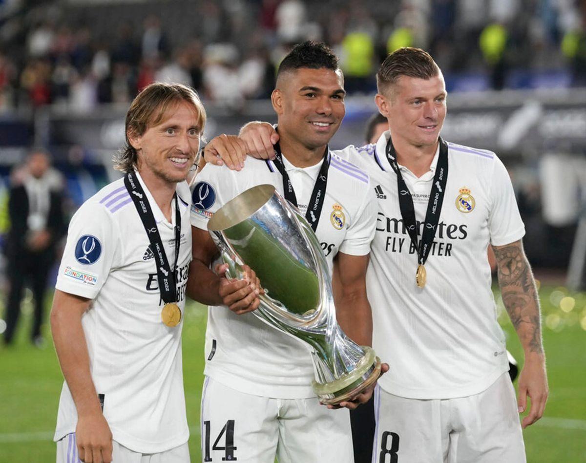 Modric, Casemiro y Kroos, con el trofeo de la Supercopa.