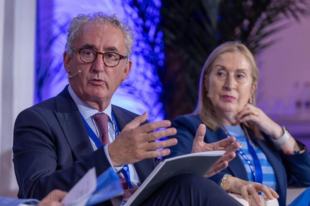 Tomás Cobo, presidente de la Organización Médica Colegial, y la doctora Ana Pastor, presidenta de AMA Seguros