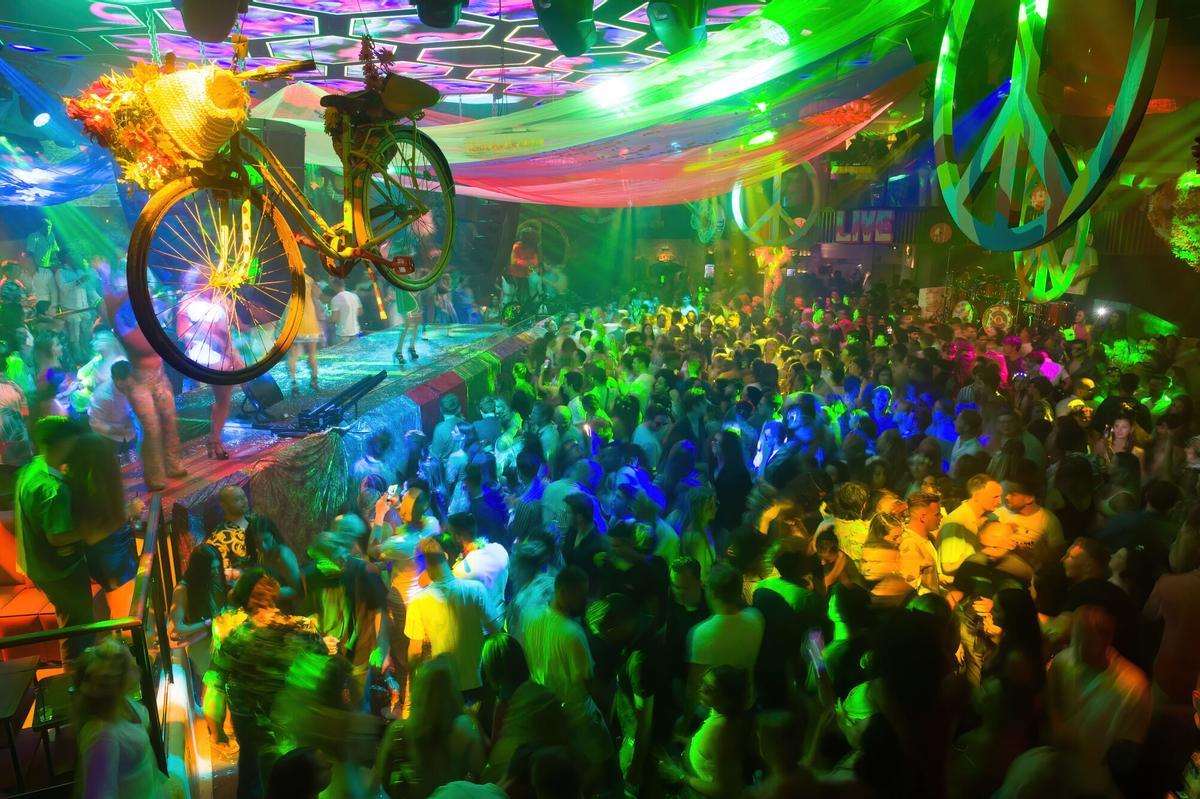 Fiesta electrónica en una discoteca.