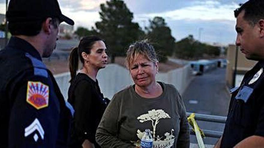 Una dona plora després del tiroteig massiu en un centre comercial d&#039;El Paso, Texas