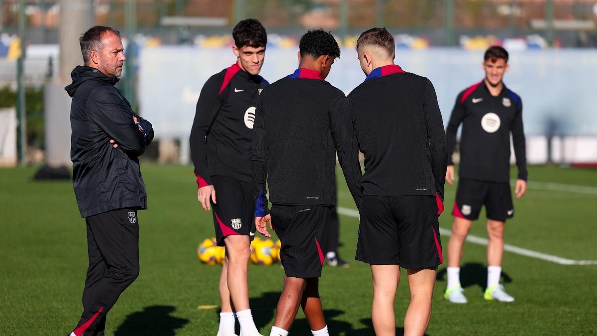 Hansi Flick conversa con sus jugadores en un entrenamiento del FC Barcelona