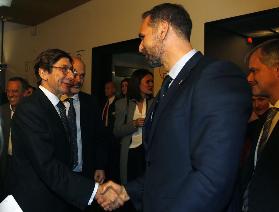 El presidente de Bankia, José ignacio Goirigolzarri, saluda al director del área de marketing y exjugador de Valencia Basket, Víctor Luengo.