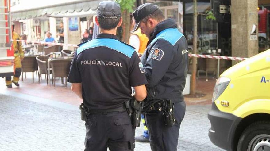 Agentes de la Policía Local durante un servicio. // Iñaki Osorio