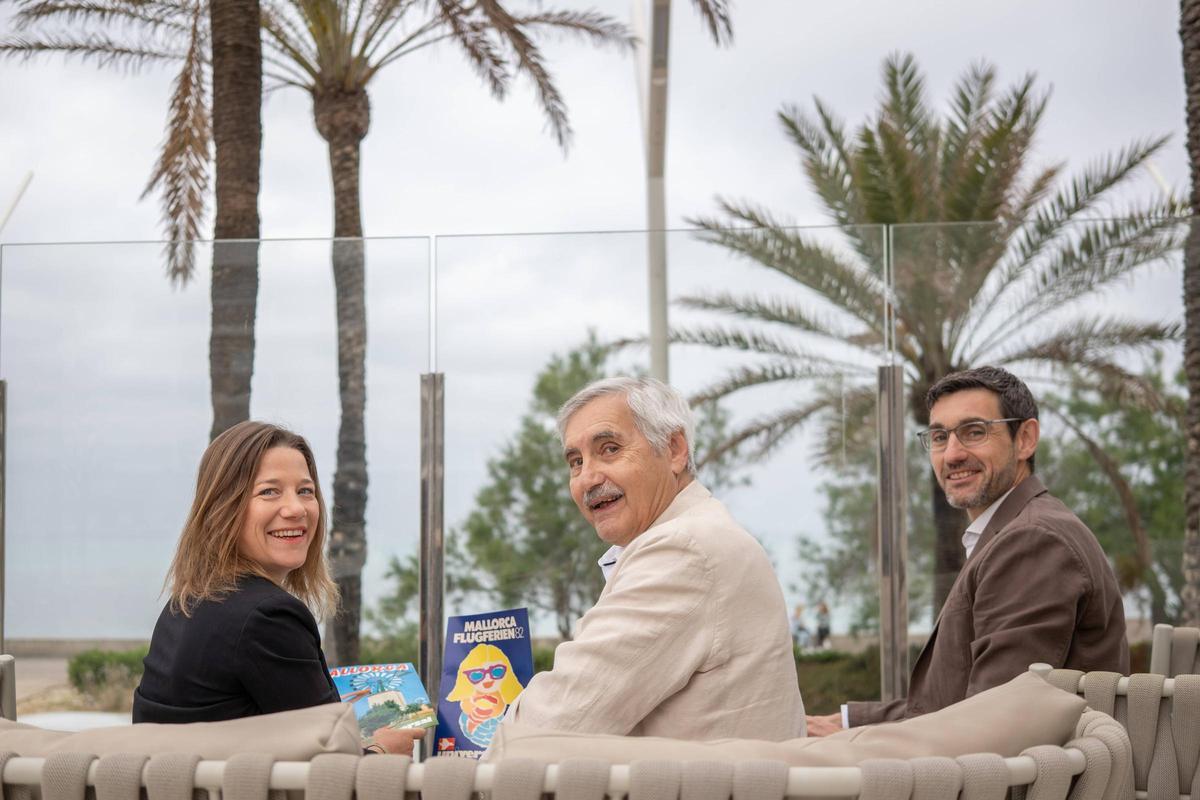 Mirtha Erhart-Zimmerli, Philippe Erhart und Yannik Erhart von Universal Beach Hotels auf der Terrasse des Universal Neptuno an der Playa de Palma.